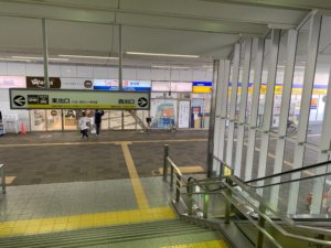南海本線「泉佐野」駅の西出口へ進みます。